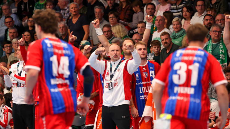10.10.2026, Deutschland, Göppingen, Handball Opel HBL Bundesliga, FRISCH AUF! Göppingen vs. SG BBM Bietigheim, Jubel, BBM Trainer Hartmut Mayerhoffer