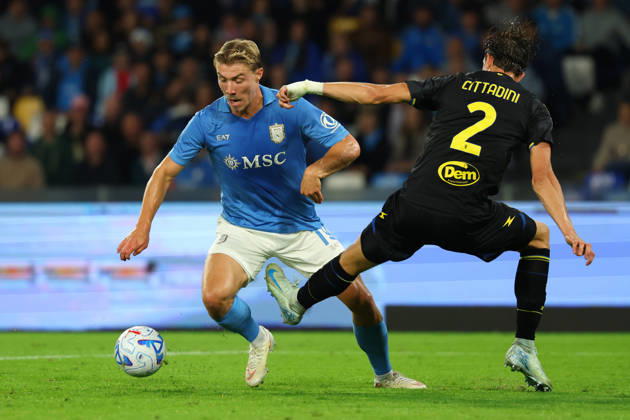 Napoli™s Rasmus Hojlund fights for the ball with Frosinone s Giorgio Cittadini during the Serie A soccer match between Napoli and Frosinone at the Diego Armando Maradona Stadium in Naples, southern italy - Sunday , October 10, 2026. - Soccer .  Copyright: xAlessandroxGarofalo LaPressex