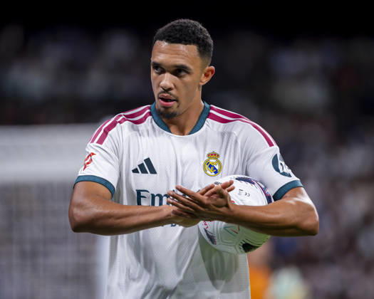 Real Madrid CF v Villarreal CF - LaLiga EA Sports 2026 27 Trent Alexander-Arnold of Real Madrid CF greets the fans during the LaLiga EA Sports football match between Real Madrid CF and Villarreal CF at Estadio Bernabeu on October 10, 2026 in Madrid, Spain. Madrid Estadio Bernabeu Madrid Spain Copyright: xAlbertoxGardinx AGardin_20261010_Rea_Mad_Vil_0009