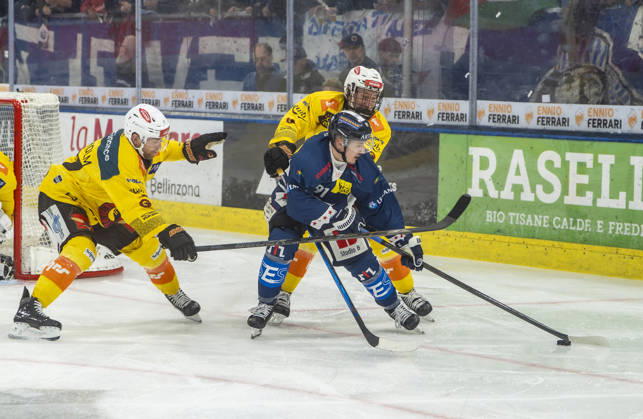 10 10 2026, Quinto, Gottardo Arena, NL: HC Ambri-Piotta v SC Bern: 91 Petr Kodytek (Ambri) against 98 Benjamin Baumgartner (Bern) and 37 Anton Lindholm (Bern) Quinto Gottardo Arena Ticino Switzerland Copyright: xJustPictures.ch JarixPestelaccix jp-en-JaPe-JP6_JAr_NL_HCAP_SCBern_10Ott2026_000029