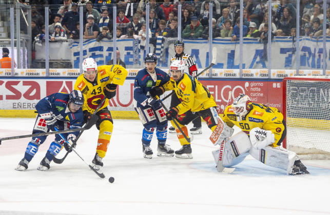 10 10 2026, Quinto, Gottardo Arena, NL: HC Ambri-Piotta v SC Bern: 18 Inti Pestoni (Ambri) against 43 Alain Graf (Bern) Quinto Gottardo Arena Ticino Switzerland Copyright: xJustPictures.ch JarixPestelaccix jp-en-JaPe-JP6_JAr_NL_HCAP_SCBern_10Ott2026_000089