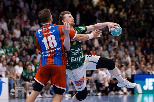 Erik PERSSON (FRISCH AUF! Goeppingen, 22) im Zweikampf gegen Fabian WIEDERSTEIN (SG BBM Bietigheim, 18) GER, FRISCH AUF! Goeppingen vs. SG BBM Bietigheim, Handball, Bundesliga, OPEL HBL, 8. Spieltag, Spielzeit 2026 2027, 10.10.2026, GER, FRISCH AUF! Goeppingen vs. SG BBM Bietigheim, Handball, Bundesliga, OPEL HBL, 8. Spieltag, Spielzeit 2026 2027, 10.10.2026, Goeppingen Copyright: xEibnerxPressefoto OliverxSchmidtx EP_OST