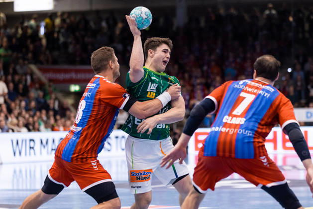 Elias NEWEL (FRISCH AUF! Goeppingen, 40) im Zweikampf gegen Fabian WIEDERSTEIN (SG BBM Bietigheim, 18) GER, FRISCH AUF! Goeppingen vs. SG BBM Bietigheim, Handball, Bundesliga, OPEL HBL, 8. Spieltag, Spielzeit 2026 2027, 10.10.2026, GER, FRISCH AUF! Goeppingen vs. SG BBM Bietigheim, Handball, Bundesliga, OPEL HBL, 8. Spieltag, Spielzeit 2026 2027, 10.10.2026, Goeppingen Copyright: xEibnerxPressefoto OliverxSchmidtx EP_OST