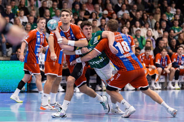 Elias NEWEL (FRISCH AUF! Goeppingen, 40) im Zweikampf gegen Nikola VLAHOVIC (SG BBM Bietigheim, 03) und Fabian WIEDERSTEIN (SG BBM Bietigheim, 18) GER, FRISCH AUF! Goeppingen vs. SG BBM Bietigheim, Handball, Bundesliga, OPEL HBL, 8. Spieltag, Spielzeit 2026 2027, 10.10.2026, GER, FRISCH AUF! Goeppingen vs. SG BBM Bietigheim, Handball, Bundesliga, OPEL HBL, 8. Spieltag, Spielzeit 2026 2027, 10.10.2026, Goeppingen Copyright: xEibnerxPressefoto OliverxSchmidtx EP_OST