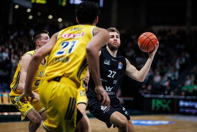 Moritz Krimmer (Gladiators Trier) im Zweikampf mit Joe Wieskamp (Alba Berlin) und Brandon Angel (Alba Berlin), Aktion Action Vet Concept Gladiators Trier vs Alba Berlin, Basketball, easyCredit BBL, 5. Spieltag, Saison 2026 2027, 10.10.2026 Vet Concept Gladiators Trier vs Alba Berlin, Basketball, easyCredit BBL, 5. Spieltag, Saison 2026 2027, 10.10.2026 Copyright: xEibnerxPressefotox EP_ANS