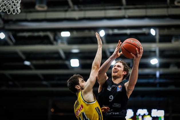 Marco Hollersbacher (Gladiators Trier) im Zweikampf mit Julius Boehmer (Alba Berlin), Aktion Action Vet Concept Gladiators Trier vs Alba Berlin, Basketball, easyCredit BBL, 5. Spieltag, Saison 2026 2027, 10.10.2026 Vet Concept Gladiators Trier vs Alba Berlin, Basketball, easyCredit BBL, 5. Spieltag, Saison 2026 2027, 10.10.2026 Copyright: xEibnerxPressefotox EP_ANS