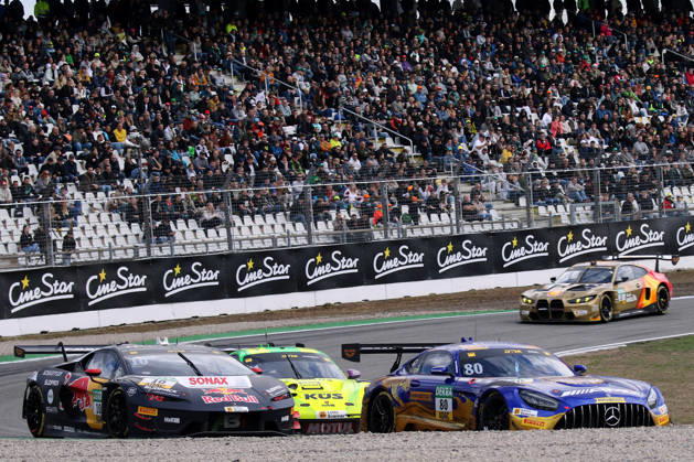 DTM - Finale Hockenheimring 09. - 11. Oktober 2026 DTM - Finale Hockenheimring 09. - 11. Oktober Rennen Samstag Im Bild: Dreikampf Maro Engel (DEU), Marco Mapelli (ITA) und Thomas Preining (AUT) Copyright: xBEAUTIFULxSPORTS Bernhardtx