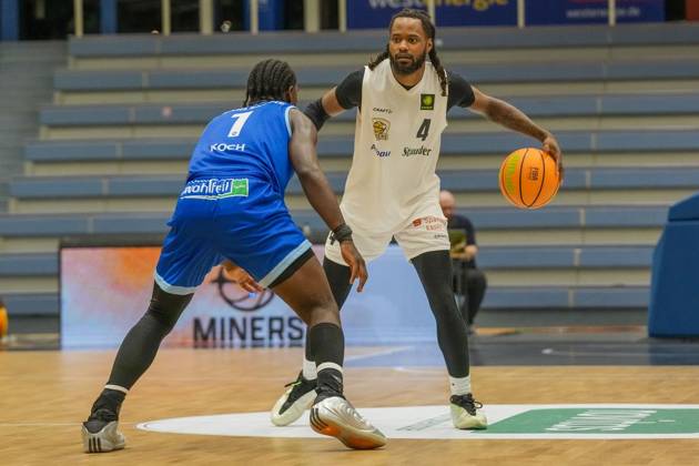 Basketball in Essen ** NUR FÜR REDAKTIONELLE ZWECKE ** EDITORIAL USE ONLY **<p>Quashawn Tyrese Lane (ETB Miners) gegen Wesley Chima Oba (Lions). Das Spiel der 2. Bundesliga ProA am 10.10. 2026, ETB Miners gegen die PS Karlsruhe LIONS, endete in der Sporthalle Am Hallo, Ernestinenstraße 57 mit X:X. Michael Gohl FUNKE Foto Services< p> Deutschland Nordrhein-Westfalen Essen Copyright: MichaelxGohl