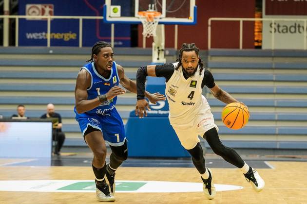 Basketball in Essen ** NUR FÜR REDAKTIONELLE ZWECKE ** EDITORIAL USE ONLY **<p>Quashawn Tyrese Lane (ETB Miners) gegen Wesley Chima Oba (Lions). Das Spiel der 2. Bundesliga ProA am 10.10. 2026, ETB Miners gegen die PS Karlsruhe LIONS, endete in der Sporthalle Am Hallo, Ernestinenstraße 57 mit X:X. Michael Gohl FUNKE Foto Services< p> Deutschland Nordrhein-Westfalen Essen Copyright: MichaelxGohl