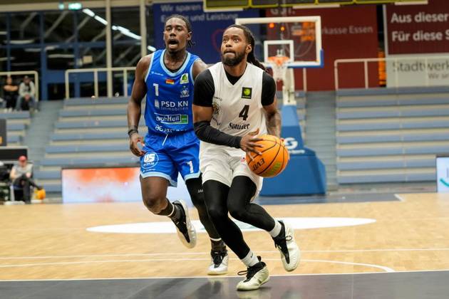 Basketball in Essen ** NUR FÜR REDAKTIONELLE ZWECKE ** EDITORIAL USE ONLY **<p>Quashawn Tyrese Lane (ETB Miners) gegen Wesley Chima Oba (Lions). Das Spiel der 2. Bundesliga ProA am 10.10. 2026, ETB Miners gegen die PS Karlsruhe LIONS, endete in der Sporthalle Am Hallo, Ernestinenstraße 57 mit X:X. Michael Gohl FUNKE Foto Services< p> Deutschland Nordrhein-Westfalen Essen Copyright: MichaelxGohl