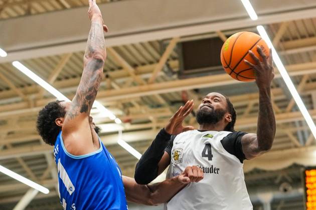 Basketball in Essen ** NUR FÜR REDAKTIONELLE ZWECKE ** EDITORIAL USE ONLY **<p>Quashawn Tyrese Lane (ETB Miners) gegen Jason George (Lions). Das Spiel der 2. Bundesliga ProA am 10.10. 2026, ETB Miners gegen die PS Karlsruhe LIONS, endete in der Sporthalle Am Hallo, Ernestinenstraße 57 mit X:X. Michael Gohl FUNKE Foto Services< p> Deutschland Nordrhein-Westfalen Essen Copyright: MichaelxGohl
