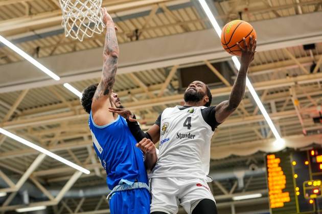 Basketball in Essen ** NUR FÜR REDAKTIONELLE ZWECKE ** EDITORIAL USE ONLY **<p>Quashawn Tyrese Lane (ETB Miners) gegen Jason George (Lions). Das Spiel der 2. Bundesliga ProA am 10.10. 2026, ETB Miners gegen die PS Karlsruhe LIONS, endete in der Sporthalle Am Hallo, Ernestinenstraße 57 mit X:X. Michael Gohl FUNKE Foto Services< p> Deutschland Nordrhein-Westfalen Essen Copyright: MichaelxGohl