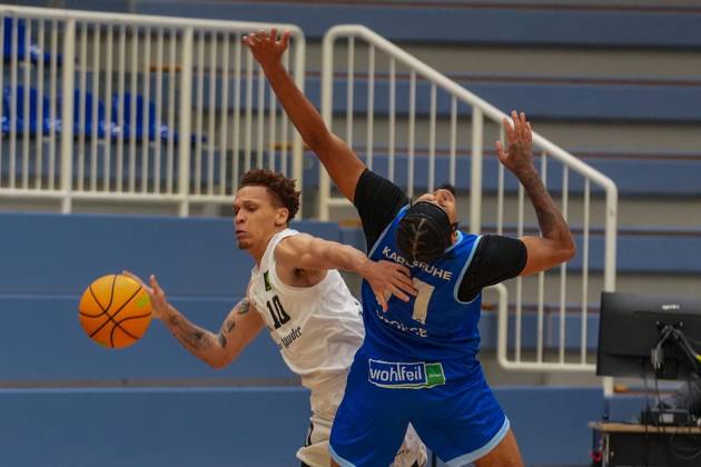 Basketball in Essen ** NUR FÜR REDAKTIONELLE ZWECKE ** EDITORIAL USE ONLY **<p>Isaiah Jevon Sanders (ETB Miners) gegen Jason George (Lions). Das Spiel der 2. Bundesliga ProA am 10.10. 2026, ETB Miners gegen die PS Karlsruhe LIONS, endete in der Sporthalle Am Hallo, Ernestinenstraße 57 mit X:X. Michael Gohl FUNKE Foto Services< p> Deutschland Nordrhein-Westfalen Essen Copyright: MichaelxGohl