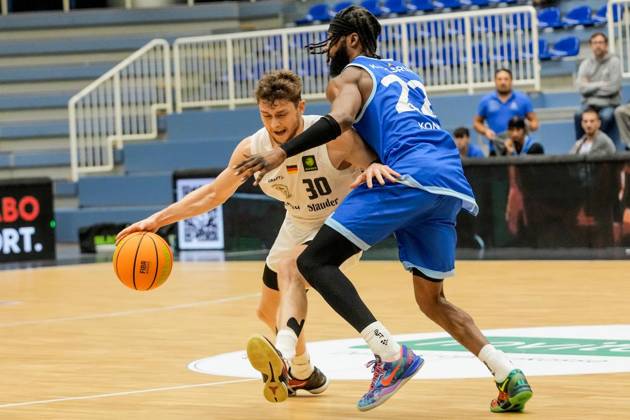 Basketball in Essen ** NUR FÜR REDAKTIONELLE ZWECKE ** EDITORIAL USE ONLY **<p>Marc William Friederici (ETB Miners) gegen Bazoumana Kone (Lions). Das Spiel der 2. Bundesliga ProA am 10.10. 2026, ETB Miners gegen die PS Karlsruhe LIONS, endete in der Sporthalle Am Hallo, Ernestinenstraße 57 mit X:X. Michael Gohl FUNKE Foto Services< p> Deutschland Nordrhein-Westfalen Essen Copyright: MichaelxGohl