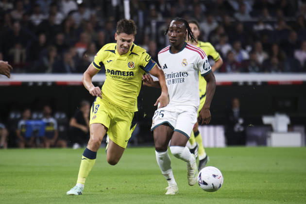 Real Madrid v Villarreal - La Liga EA Sports 2026 27 October 10, 2026, Estadio Santiago Bernabeu, Madrid, Spain: Yan Diomande of Real Madrid fights for the ball against Juan Foyth during La Liga EA Sports match between Real Madrid and Villarreal at Estadio Santiago Bernabeu on October 10, 2026 in Madrid, Spain. Madrid Estadio Santiago Bernabeu Madrid Spain Copyright: xAlejandroxMatiasxAcostax