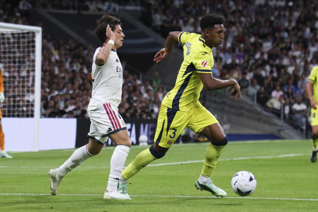 Real Madrid v Villarreal - La Liga EA Sports 2026 27 October 10, 2026, Estadio Santiago Bernabeu, Madrid, Spain: Arda Guler of Real Madrid and Alex Freeman fights for the ball during La Liga EA Sports match between Real Madrid and Villarreal at Estadio Santiago Bernabeu on October 10, 2026 in Madrid, Spain. Madrid Estadio Santiago Bernabeu Madrid Spain Copyright: xAlejandroxMatiasxAcostax