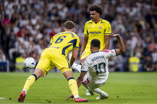 Real Madrid CF v Villarreal CF - LaLiga EA Sports 2026 27 Kylian Mbappe of Real Madrid CF (C) attempts a kick during the LaLiga EA Sports football match between Real Madrid CF and Villarreal CF at Estadio Bernabeu on October 10, 2026 in Madrid, Spain. Madrid Estadio Bernabeu Madrid Spain Copyright: xAlbertoxGardinx AGardin_20261010_Rea_Mad_Vil_0028