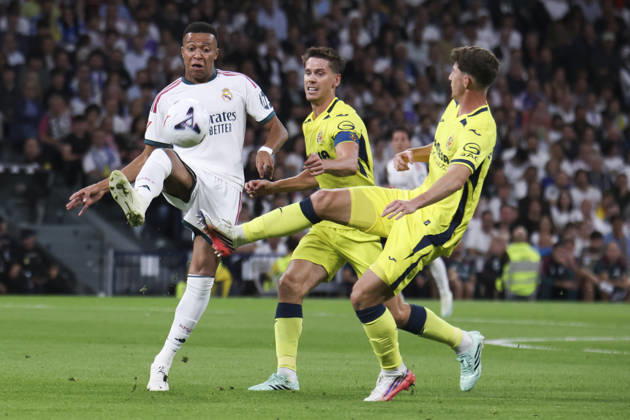 Real Madrid v Villarreal - La Liga EA Sports 2026 27 October 10, 2026, Estadio Santiago Bernabeu, Madrid, Spain: Kylian Mbappe of Real Madrid is defended by Navarro Pau and Juan Foyth of Villarreal during La Liga EA Sports match between Real Madrid and Villarreal at Estadio Santiago Bernabeu on October 10, 2026 in Madrid, Spain. Madrid Estadio Santiago Bernabeu Madrid Spain Copyright: xAlejandroxMatiasxAcostax