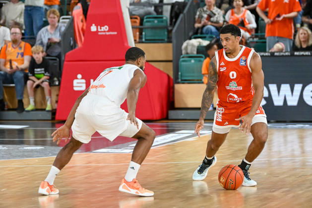 Dmitrik Trice (RASTA Vechta, 00) am Ball gegen Marvin Heckel (ratiopharm Ulm, 47) RASTA Vechta vs. ratiopharm Ulm, easyCredit Basketball Bundesliga, 5. Spieltag, Saison 2026 2027, 10.10.2026, RASTA Vechta vs. ratiopharm Ulm, easyCredit Basketball Bundesliga, 5. Spieltag, Saison 2026 2027, 10.10.2026 Vechta Copyright: xEibner-Pressefoto RobertxGertzenx EP_RGN