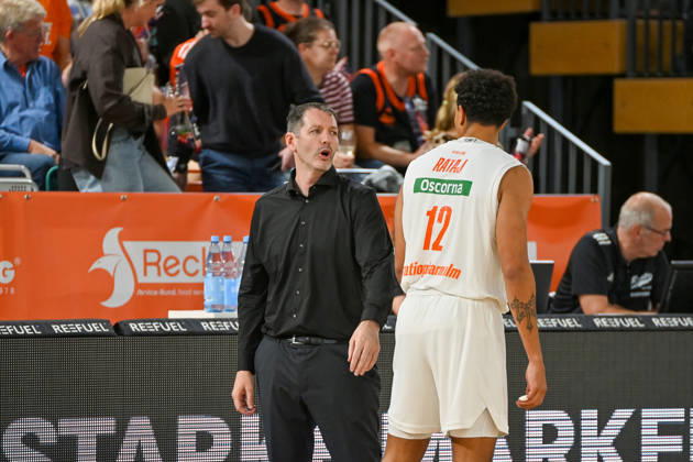 Ty Harrelson (ratiopharm Ulm, Coach) im Gespraech mit Micheal Rataj (ratiopharm Ulm, 12) RASTA Vechta vs. ratiopharm Ulm, easyCredit Basketball Bundesliga, 5. Spieltag, Saison 2026 2027, 10.10.2026, RASTA Vechta vs. ratiopharm Ulm, easyCredit Basketball Bundesliga, 5. Spieltag, Saison 2026 2027, 10.10.2026 Vechta Copyright: xEibner-Pressefoto RobertxGertzenx EP_RGN