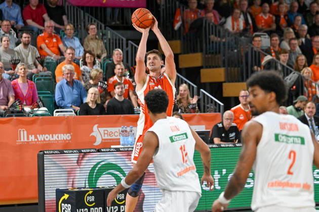 Tibor Pleiss (RASTA Vechta, 21) wirft RASTA Vechta vs. ratiopharm Ulm, easyCredit Basketball Bundesliga, 5. Spieltag, Saison 2026 2027, 10.10.2026, RASTA Vechta vs. ratiopharm Ulm, easyCredit Basketball Bundesliga, 5. Spieltag, Saison 2026 2027, 10.10.2026 Vechta Copyright: xEibner-Pressefoto RobertxGertzenx EP_RGN