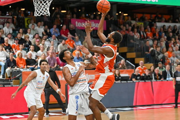 Matt Lewis (RASTA Vechta, 11) unter dem Korb gegen Ibi Watson (ratiopharm Ulm, 02) RASTA Vechta vs. ratiopharm Ulm, easyCredit Basketball Bundesliga, 5. Spieltag, Saison 2026 2027, 10.10.2026, RASTA Vechta vs. ratiopharm Ulm, easyCredit Basketball Bundesliga, 5. Spieltag, Saison 2026 2027, 10.10.2026 Vechta Copyright: xEibner-Pressefoto RobertxGertzenx EP_RGN