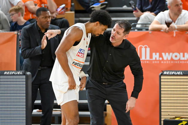 Ty Harrelson (ratiopharm Ulm, Coach) im Gespraech mit Ibi Watson (ratiopharm Ulm, 02) RASTA Vechta vs. ratiopharm Ulm, easyCredit Basketball Bundesliga, 5. Spieltag, Saison 2026 2027, 10.10.2026, RASTA Vechta vs. ratiopharm Ulm, easyCredit Basketball Bundesliga, 5. Spieltag, Saison 2026 2027, 10.10.2026 Vechta Copyright: xEibner-Pressefoto RobertxGertzenx EP_RGN