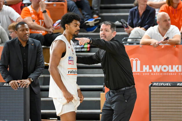 Ty Harrelson (ratiopharm Ulm, Coach) im Gespraech mit Ibi Watson (ratiopharm Ulm, 02) RASTA Vechta vs. ratiopharm Ulm, easyCredit Basketball Bundesliga, 5. Spieltag, Saison 2026 2027, 10.10.2026, RASTA Vechta vs. ratiopharm Ulm, easyCredit Basketball Bundesliga, 5. Spieltag, Saison 2026 2027, 10.10.2026 Vechta Copyright: xEibner-Pressefoto RobertxGertzenx EP_RGN