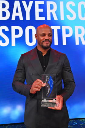 Trainer Vincent KOMPANY (Bayern Muenchen) mit dem Ehrenpreis des Bayerischen Mininsterpraesidenten Markus SOEDER. Bayerischer Sportpreis 2026 in der BMW Welt, Roter Teppich,Red Carpet am 10.10.2026