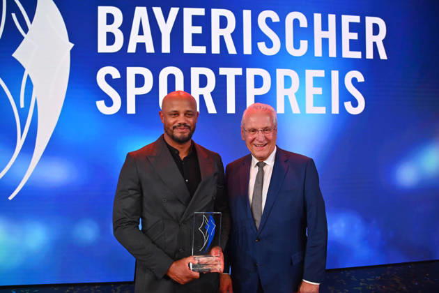 Trainer Vincent KOMPANY (Bayern Muenchen) mit dem Ehrenpreis des Bayerischen Mininsterpraesidenten Markus SOEDER,re:Joachim HERRMANN (Innenminister Bayern). Bayerischer Sportpreis 2026 in der BMW Welt, Roter Teppich,Red Carpet am 10.10.2026