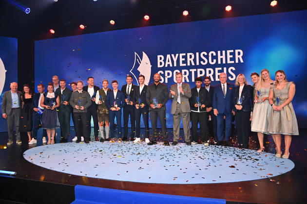 Trainer Vincent KOMPANY (Bayern Muenchen) mit dem Ehrenpreis des Bayerischen Mininsterpraesidenten Markus SOEDER ud allen Preistraegern,Gruppenbild. Bayerischer Sportpreis 2026 in der BMW Welt, Roter Teppich,Red Carpet am 10.10.2026