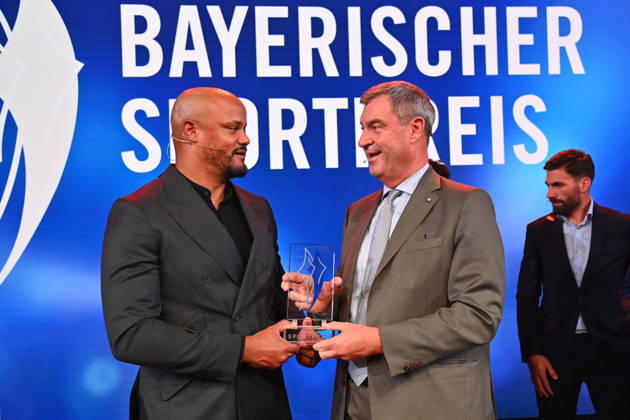 Trainer Vincent KOMPANY (Bayern Muenchen) mit dem Ehrenpreis des Bayerischen Mininsterpraesidenten Markus SOEDER (re). Bayerischer Sportpreis 2026 in der BMW Welt, Roter Teppich,Red Carpet am 10.10.2026
