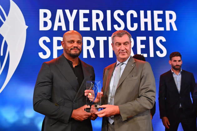 Trainer Vincent KOMPANY (Bayern Muenchen) mit dem Ehrenpreis des Bayerischen Mininsterpraesidenten Markus SOEDER (re). Bayerischer Sportpreis 2026 in der BMW Welt, Roter Teppich,Red Carpet am 10.10.2026