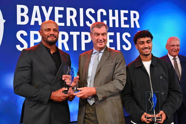 Trainer Vincent KOMPANY (Bayern Muenchen) mit dem Ehrenpreis des Bayerischen Mininsterpraesidenten Markus SOEDER,re:Nathaniel BROWN (Bayern Muenchen), Joachim HERRMANN (Innenminister Bayern).. Bayerischer Sportpreis 2026 in der BMW Welt, Roter Teppich,Red Carpet am 10.10.2026