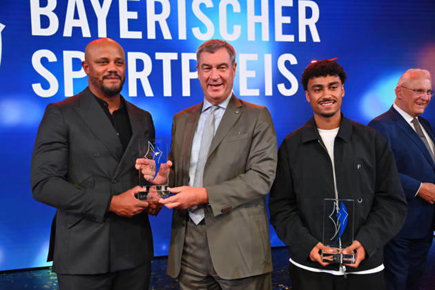 Trainer Vincent KOMPANY (Bayern Muenchen) mit dem Ehrenpreis des Bayerischen Mininsterpraesidenten Markus SOEDER,re:Nathaniel BROWN (Bayern Muenchen), Joachim HERRMANN (Innenminister Bayern). Bayerischer Sportpreis 2026 in der BMW Welt, Roter Teppich,Red Carpet am 10.10.2026