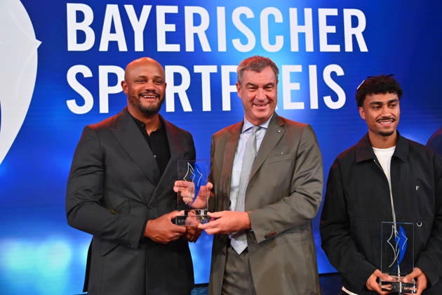Trainer Vincent KOMPANY (Bayern Muenchen) mit dem Ehrenpreis des Bayerischen Mininsterpraesidenten Markus SOEDER,re:Nathaniel BROWN (Bayern Muenchen), Bayerischer Sportpreis 2026 in der BMW Welt, Roter Teppich,Red Carpet am 10.10.2026