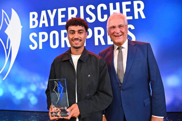 Nathaniel BROWN (Bayern Muenchen) mit seine Preis Joachim HERRMANN (Innenminister Bayern). Bayerischer Sportpreis 2026 in der BMW Welt, Roter Teppich,Red Carpet am 10.10.2026