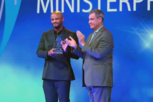 Trainer Vincent KOMPANY (Bayern Muenchen) mit dem Ehrenpreis des Bayerischen Mininsterpraesidenten Markus SOEDER. Bayerischer Sportpreis 2026 in der BMW Welt, Roter Teppich,Red Carpet am 10.10.2026