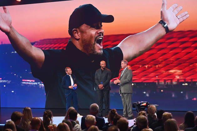 Trainer Vincent KOMPANY (Bayern Muenchen) mit dem Ehrenpreis des Bayerischen Mininsterpraesidenten Markus SOEDER. Li:Markus OTHMER: Bayerischer Sportpreis 2026 in der BMW Welt, Roter Teppich,Red Carpet am 10.10.2026