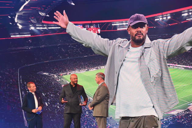 Trainer Vincent KOMPANY (Bayern Muenchen) mit dem Ehrenpreis des Bayerischen Mininsterpraesidenten Markus SOEDER. Li:Moderator Markus OTHMER. Bayerischer Sportpreis 2026 in der BMW Welt, Roter Teppich,Red Carpet am 10.10.2026