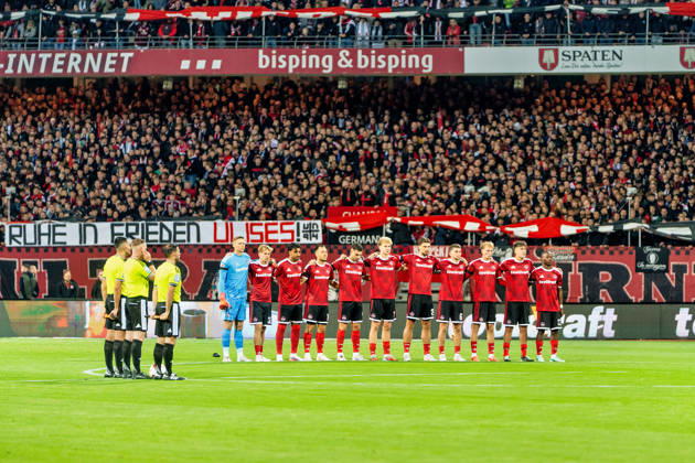 Schweigeminute vor dem Spiel 1. FC Nuernberg vs. VfL Wolfsburg, GER, 1. FC Nuernberg vs. VfL Wolfsburg, Fussball, 2. Bundesliga, 7. Spieltag, Saison 2026 2027, 10.10.2026, DFL REGULATIONS PROHIBIT ANY USE OF PHOTOGRAPHS AS IMAGE SEQUENCES AND OR QUASI-VIDEO, GER, 1. FC Nuernberg vs. VfL Wolfsburg, Fussball, 2. Bundesliga, 7. Spieltag, Saison 2026 2027, 10.10.2026 Nuernberg Copyright: xEibner-Pressefoto MaxxVogelx EP_MVL