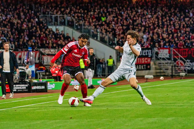 Rayan Ghrieb (1. FC Nuernberg, 07) und Joakim Maehle (VfL Wolfsburg, 21), GER, 1. FC Nuernberg vs. VfL Wolfsburg, Fussball, 2. Bundesliga, 7. Spieltag, Saison 2026 2027, 10.10.2026, DFL REGULATIONS PROHIBIT ANY USE OF PHOTOGRAPHS AS IMAGE SEQUENCES AND OR QUASI-VIDEO, GER, 1. FC Nuernberg vs. VfL Wolfsburg, Fussball, 2. Bundesliga, 7. Spieltag, Saison 2026 2027, 10.10.2026 Nuernberg Copyright: xEibner-Pressefoto MaxxVogelx EP_MVL