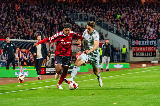 Rayan Ghrieb (1. FC Nuernberg, 07) und Joakim Maehle (VfL Wolfsburg, 21), GER, 1. FC Nuernberg vs. VfL Wolfsburg, Fussball, 2. Bundesliga, 7. Spieltag, Saison 2026 2027, 10.10.2026, DFL REGULATIONS PROHIBIT ANY USE OF PHOTOGRAPHS AS IMAGE SEQUENCES AND OR QUASI-VIDEO, GER, 1. FC Nuernberg vs. VfL Wolfsburg, Fussball, 2. Bundesliga, 7. Spieltag, Saison 2026 2027, 10.10.2026 Nuernberg Copyright: xEibner-Pressefoto MaxxVogelx EP_MVL