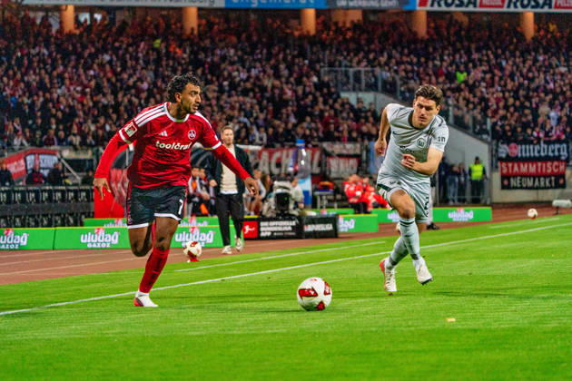 Rayan Ghrieb (1. FC Nuernberg, 07) und Joakim Maehle (VfL Wolfsburg, 21), GER, 1. FC Nuernberg vs. VfL Wolfsburg, Fussball, 2. Bundesliga, 7. Spieltag, Saison 2026 2027, 10.10.2026, DFL REGULATIONS PROHIBIT ANY USE OF PHOTOGRAPHS AS IMAGE SEQUENCES AND OR QUASI-VIDEO, GER, 1. FC Nuernberg vs. VfL Wolfsburg, Fussball, 2. Bundesliga, 7. Spieltag, Saison 2026 2027, 10.10.2026 Nuernberg Copyright: xEibner-Pressefoto MaxxVogelx EP_MVL