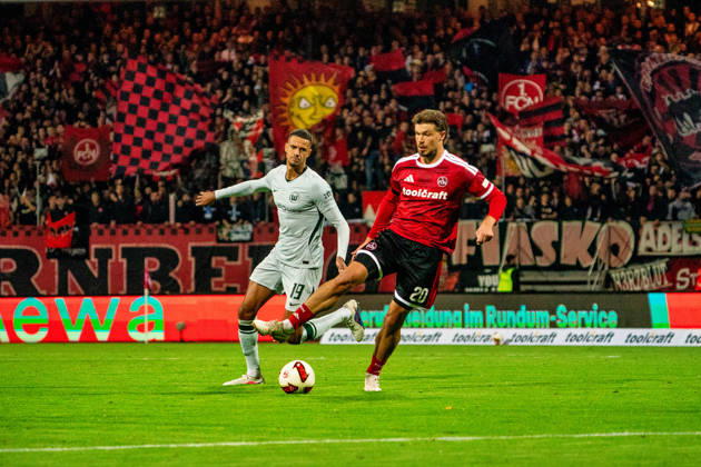 Robert Glatzel (VfL Wolfsburg, 19) und Fynn Otto (1. FC Nuernberg, 20), GER, 1. FC Nuernberg vs. VfL Wolfsburg, Fussball, 2. Bundesliga, 7. Spieltag, Saison 2026 2027, 10.10.2026, DFL REGULATIONS PROHIBIT ANY USE OF PHOTOGRAPHS AS IMAGE SEQUENCES AND OR QUASI-VIDEO, GER, 1. FC Nuernberg vs. VfL Wolfsburg, Fussball, 2. Bundesliga, 7. Spieltag, Saison 2026 2027, 10.10.2026 Nuernberg Copyright: xEibner-Pressefoto MaxxVogelx EP_MVL