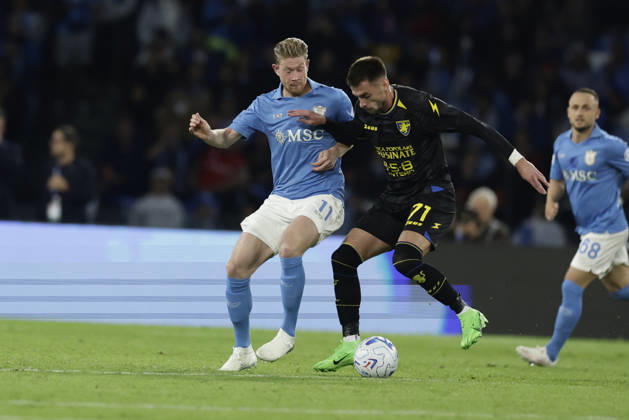 Serie a football match SSC Napoli vs Frosinone Napoli s Belgian midfielder Kevin De Bruyne challenges for the ball with Frosinone s Serbian defender Aleksa Terzic during the Serie A football match between SSC Napoli vs Frosinone at the Diego Armando Maradona Stadium in Naples, southern Italy, on October 10, 2026. _BPH8635 Copyright: xAntonioxBalascox