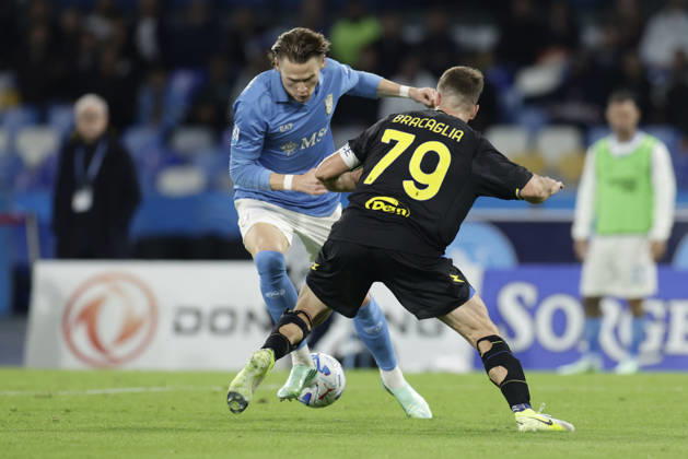 Serie a football match SSC Napoli vs Frosinone Napoli s Scottish midfielder Scott McTominay challenges for the ball with Frosinone s Italian defender Gabriele Bracaglia during the Serie A football match between SSC Napoli vs Frosinone at the Diego Armando Maradona Stadium in Naples, southern Italy, on October 10, 2026. _BPH9242 Copyright: xAntonioxBalascox