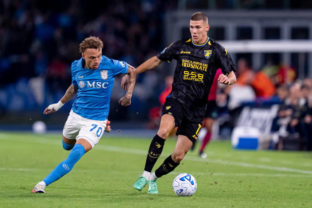 Napoli v Frosinone - Serie A Enilive Noa Lang of SSC Napoli and Giorgi Kvernadze of Frosinone Calcio compete for the ball during the Serie A Enilive match between Napoli and Frosinone at Stadio Diego Armando Maradona on October 10, 2026 in Naples, Italy Naples Stadio Diego Armando Maradona Campania Italy Copyright: xGiuseppexMaffiax 261010_SerieA_Napoli-Frosinone_GM_02892