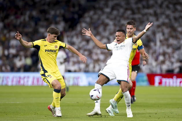 LA LIGA EA Sports - Real Madrid vs Villarreal MADRID, SPAIN - October 10:Kylian Mbappe of Real Madrid and Juan Foyth of Villarreal fight for the ball during the La Liga 2026 27 match between Real Madrid and Villarreal at Santiago Bernabeu Stadium. (Photo by Guille Martinez f22photo) Madrid Santiago Bernabeu Stadium Spain Copyright: xGuillermoxMartinezx