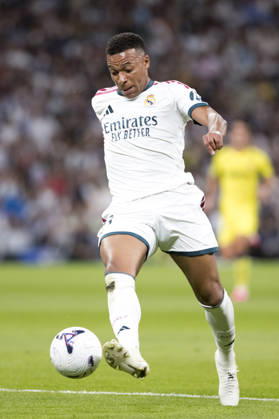LA LIGA EA Sports - Real Madrid vs Villarreal MADRID, SPAIN - October 10:Kylian Mbappe of Real Madrid controls the ball during the La Liga 2026 27 match between Real Madrid and Villarreal at Santiago Bernabeu Stadium. (Photo by Guille Martinez f22photo) Madrid Santiago Bernabeu Stadium Spain Copyright: xGuillermoxMartinezx